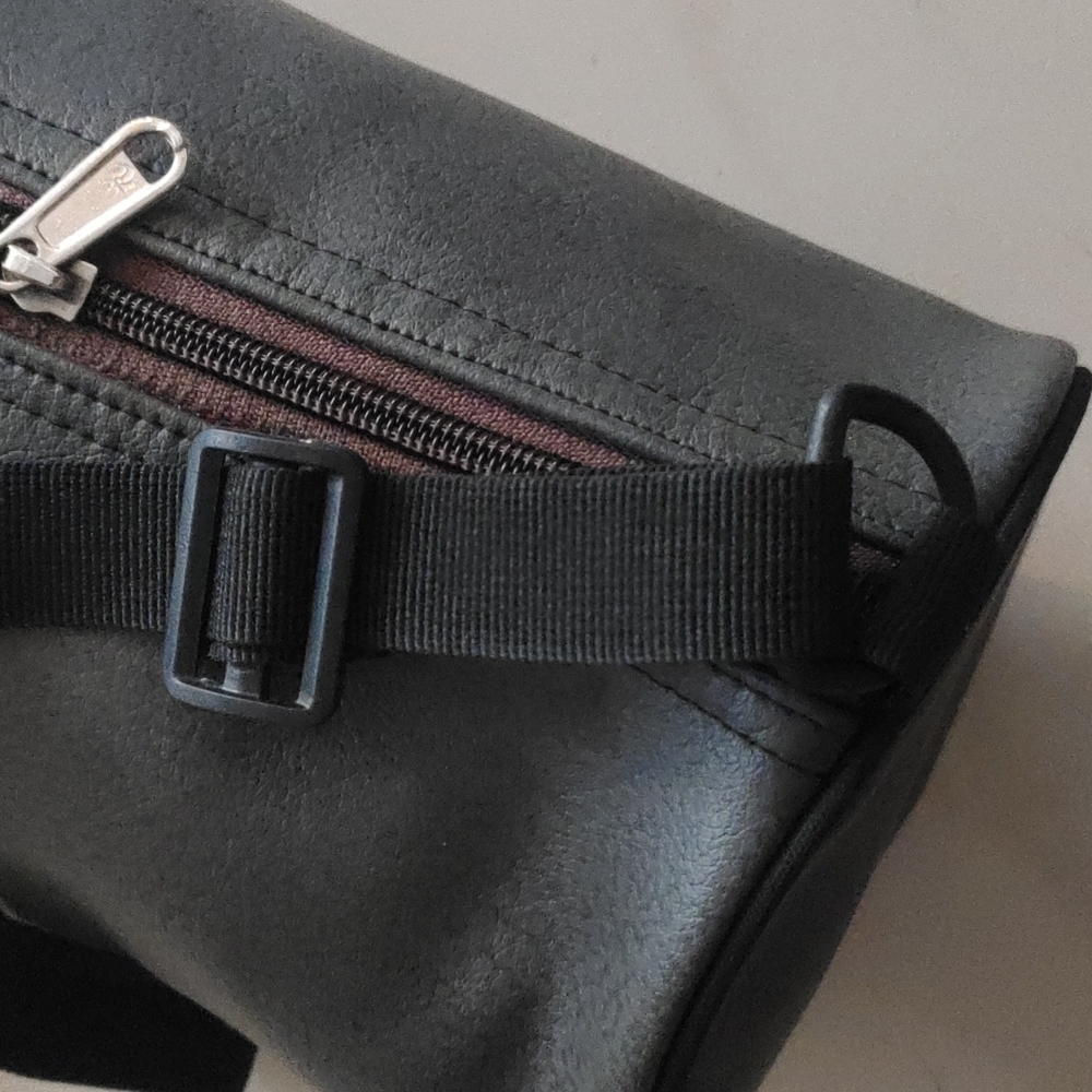 Soft leather cylinder sling bag light weight - Picture 5 of 9